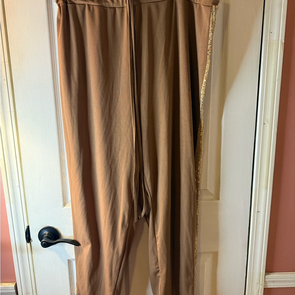 (SALE $5) taupe colored Lounge Set with Gold Sequin Heart, 3x - Picture 12 of 16